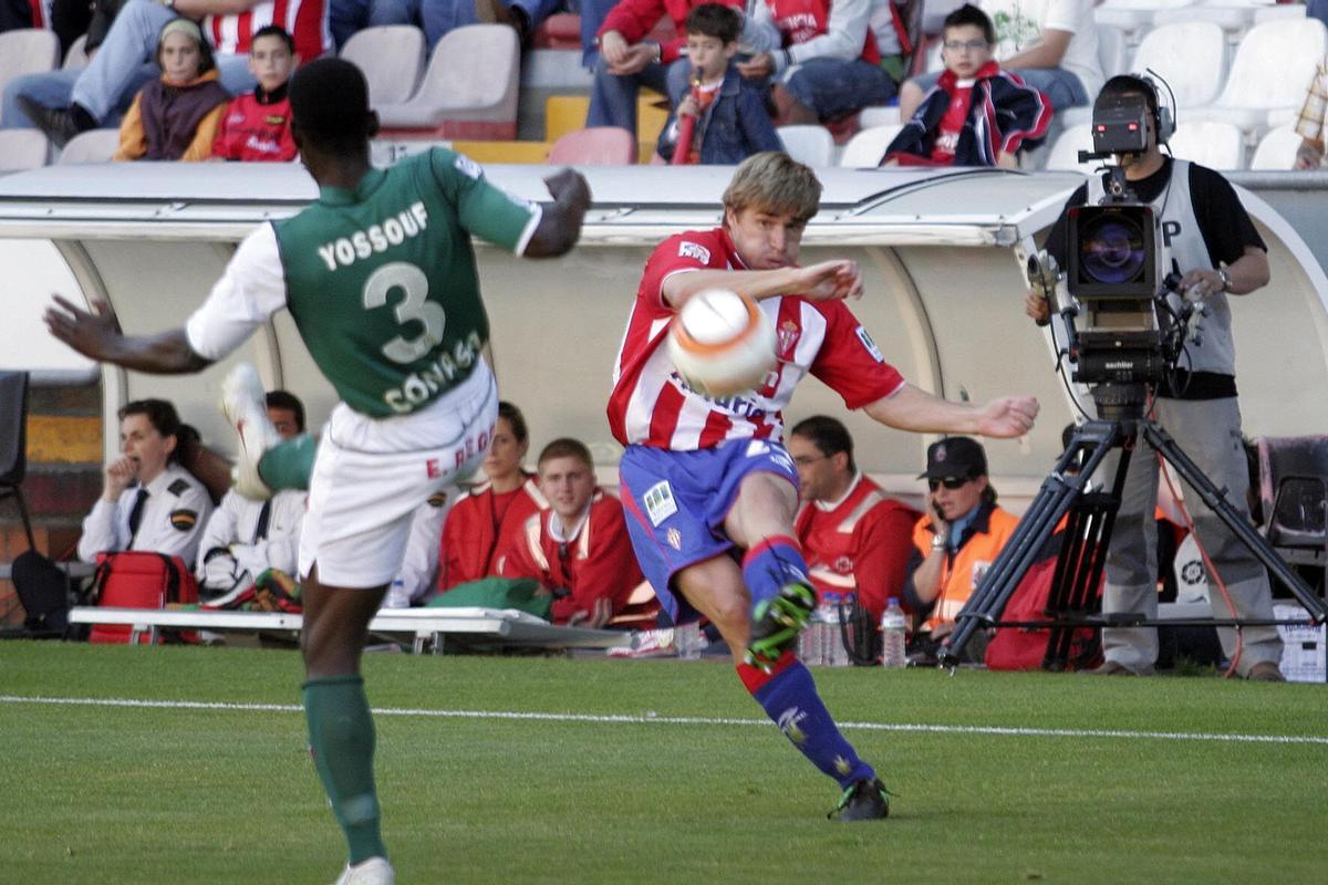Javi Dorado golpea el balón ante Youssouf en un Sporting-Racing de Ferrol.NG DE FERROL