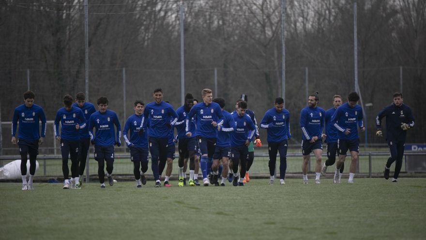 El Oviedo no logra dar continuidad a una pareja titular de centrales el año que más encaja a balón parado