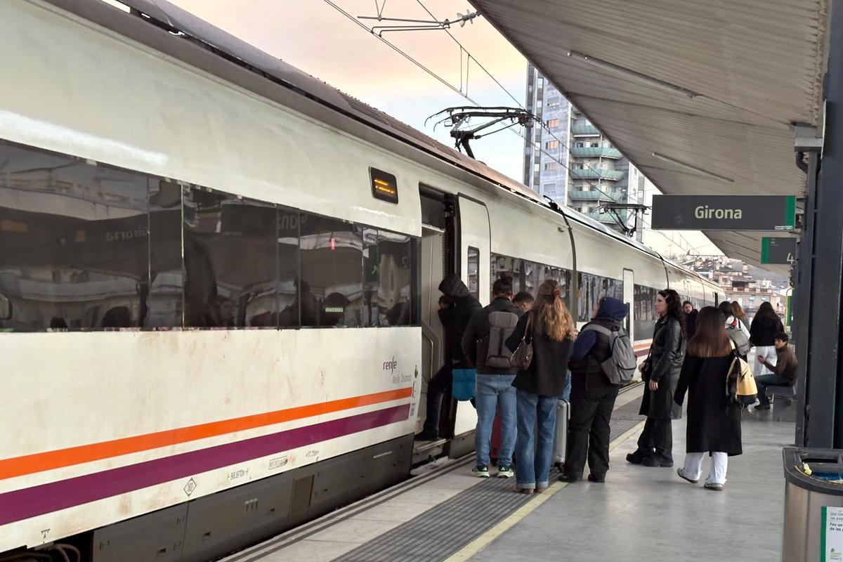 Passatgers entrant al tren de Rodalies.