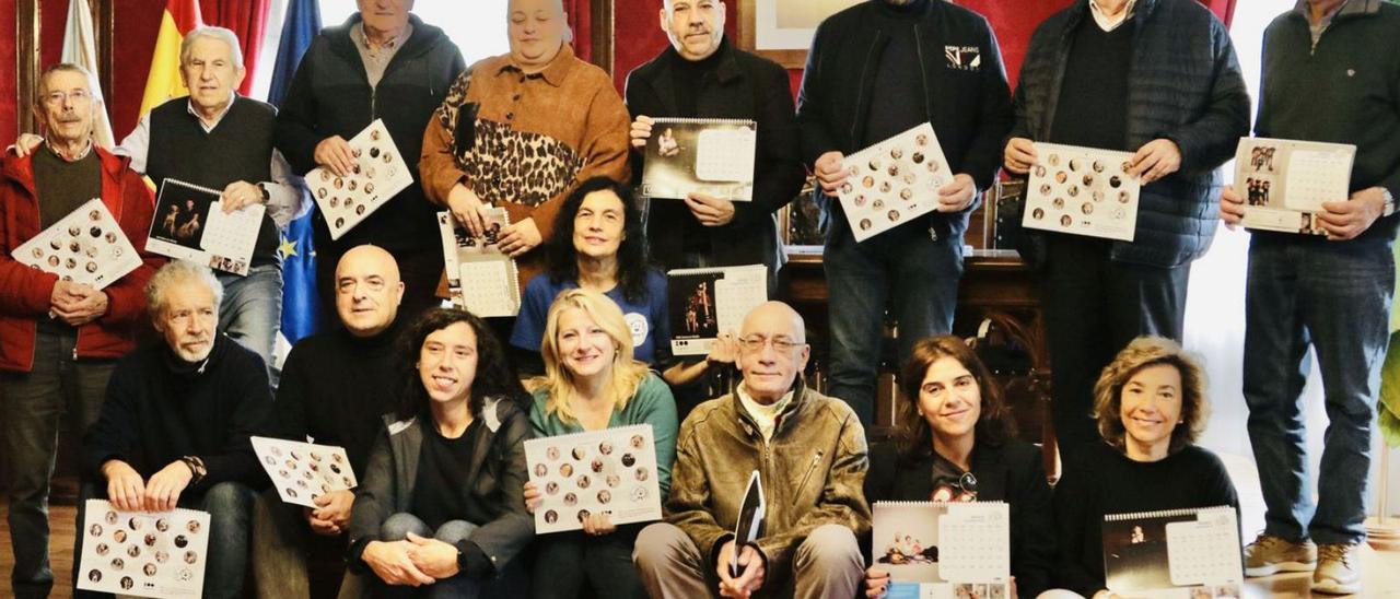 Músicos, miembros de la Protectora y del Ayuntamiento, ayer en la presentación. |   // CEDIDA