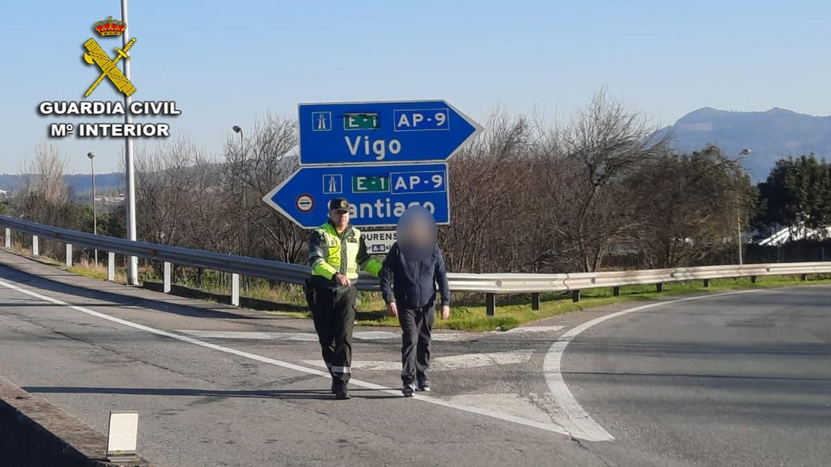 Los agentes auxilian a este peatón desorientado que se había metido en la autopista.