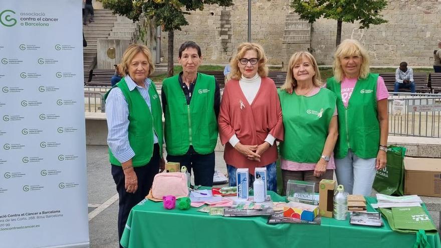 Manresa commemora el Dia contra el Càncer de Mama fent divulgació a la plaça de Sant Domènec