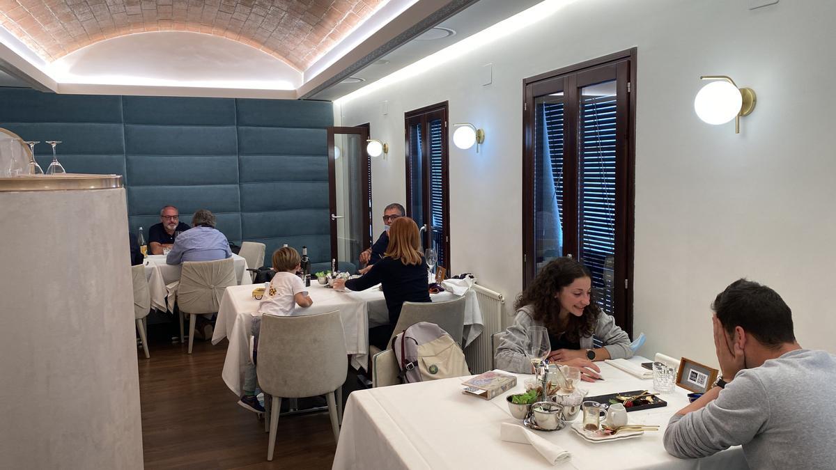 Los restaurantes de Morella registraron un alto número de reservas y llenaron el interior con el aforo permitido.