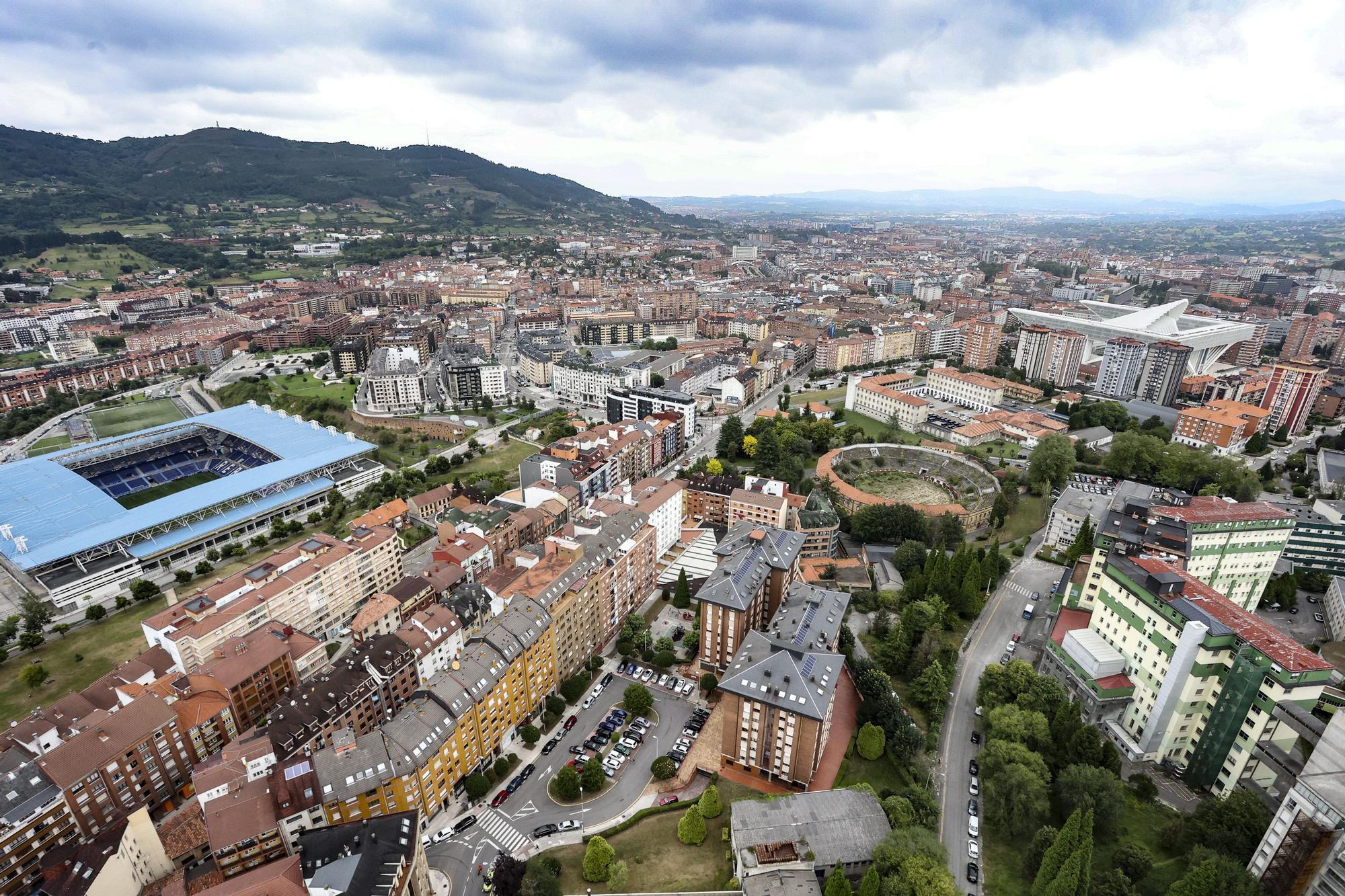 Sobrevolamos Asturias en el helicóptero de la Policía Nacional: esto es lo que ven