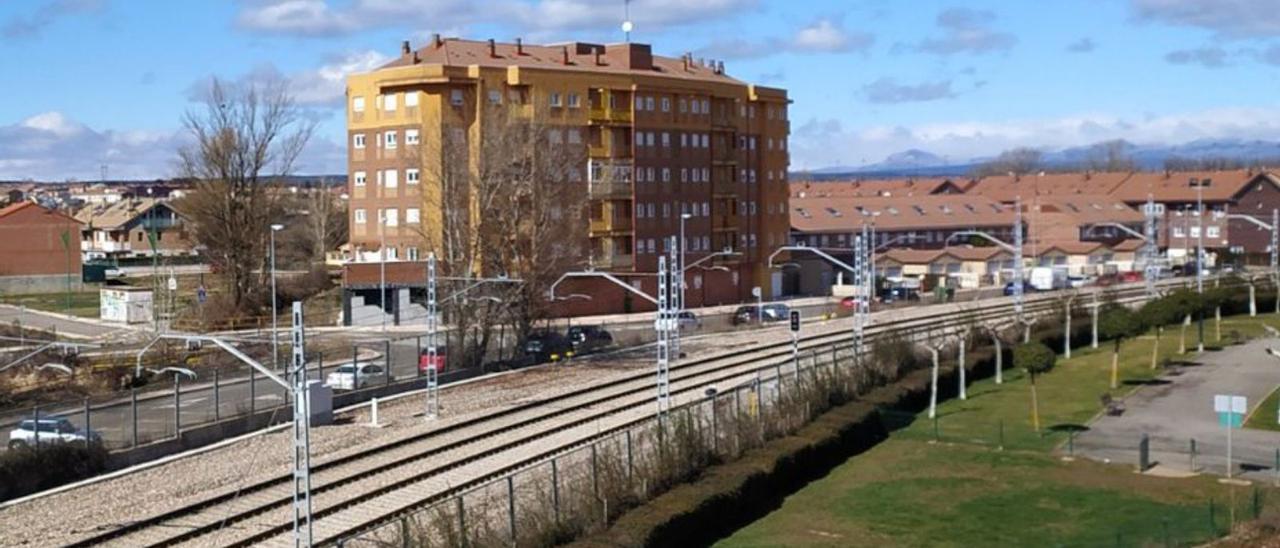 Las vías del tren a su paso por Trobajo del Camino (León).