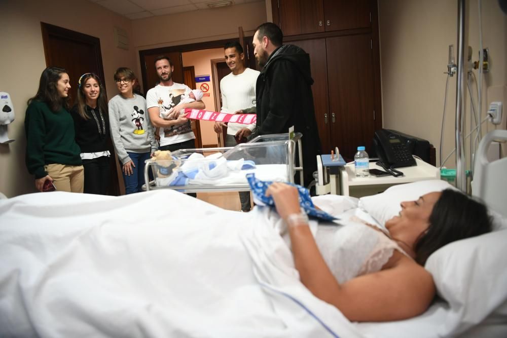 Dos futbolistas del primer equipo -David Simón y Eneko Bóveda-, junto a tres jugadoras del Deportivo Abanca -Cris, Laura y Miriam- visitam a los niños hospitalizados.