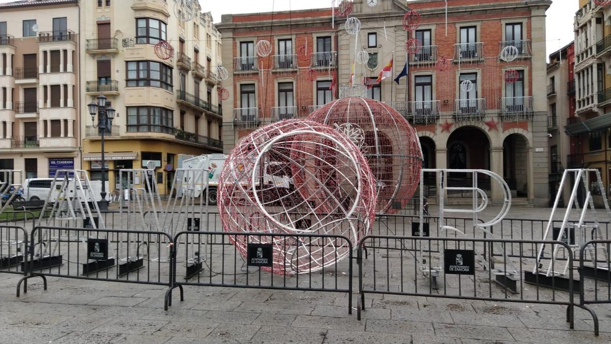 Lo que el viento se llevó: la letra 'O' de Zamora de las luces de Navidad de la Plaza Mayor.