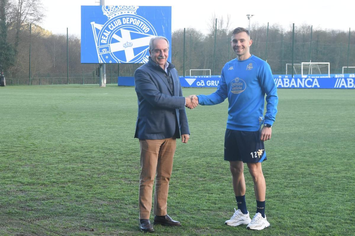 El presidente del Deportivo, Antonio Couceiro, con Lebedenko hoy durante su presentación en Abegondo.