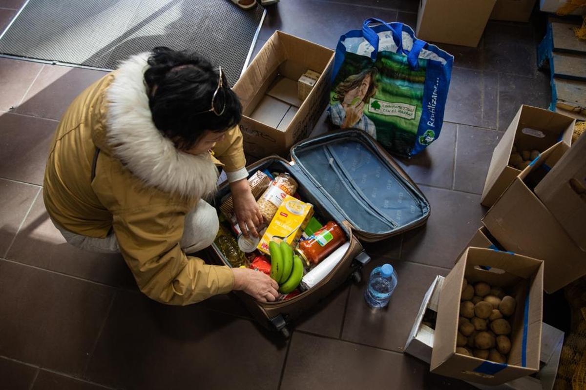 Una refugiada ucraniana recoge productos de primera necesidad repartidos por la asociacion Djerelo, el 10 de febrero.