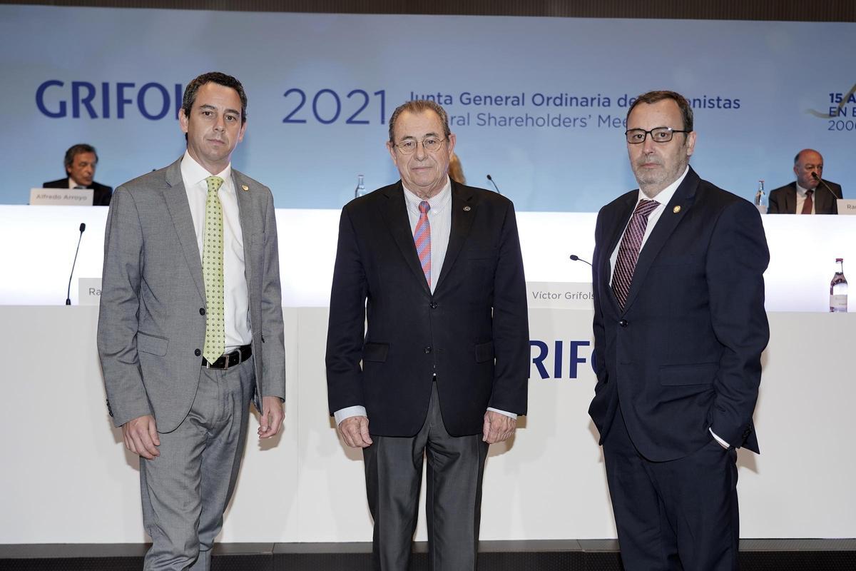 El ahora presidente honorífico de Grifols, Víctor Grifols Roura, junto a Víctor Grifols Deu y Raimon Grifols Roura.