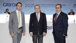 El ahora presidente honorífico de Grifols, Víctor Grifols Roura, junto a Víctor Grifols Deu y Raimon Grifols Roura.