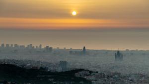 Calima sobre Barcelona, este martes.