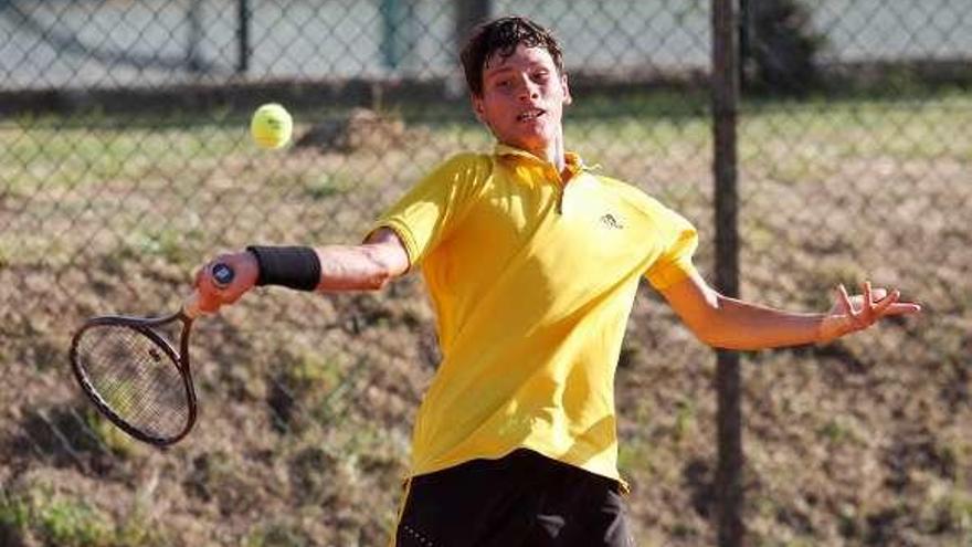 Tomás Currás, en su partido de ayer ante Joan B. Borrás. // S. Sas