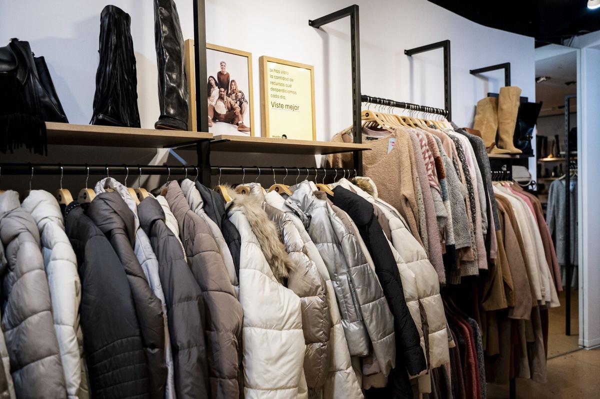 Interior de una de las tiendas de Moda re- en Cáceres.