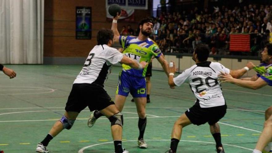 Jortos se dispone a lanzar a puerta durante el partido del sábado.