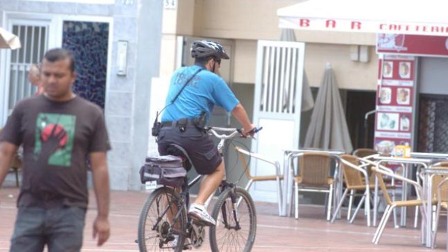 Un policía local patrulla en bicicleta por el paseo de Las Canteras. i ADOLFO MARRERO