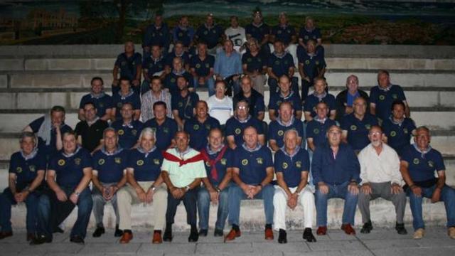 Foto de familia de los asistentes a la reunión de los oriundos del barrio de Santolaya, el viernes por la noche en el parque de Les Conserveres, en Candás.