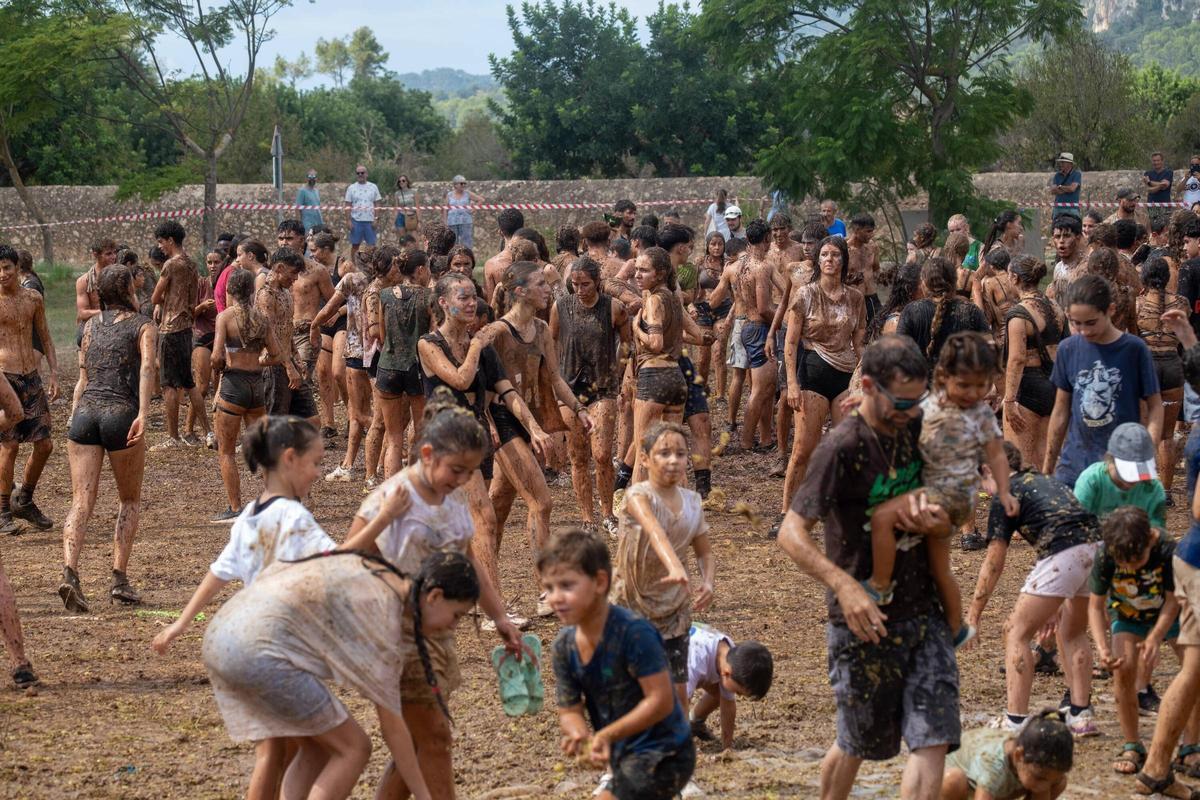 Sa Vermada de Binissalem arranca con su multitudinaria ‘guerra de raïm’ y la ‘Festa dels Trepitjadors’