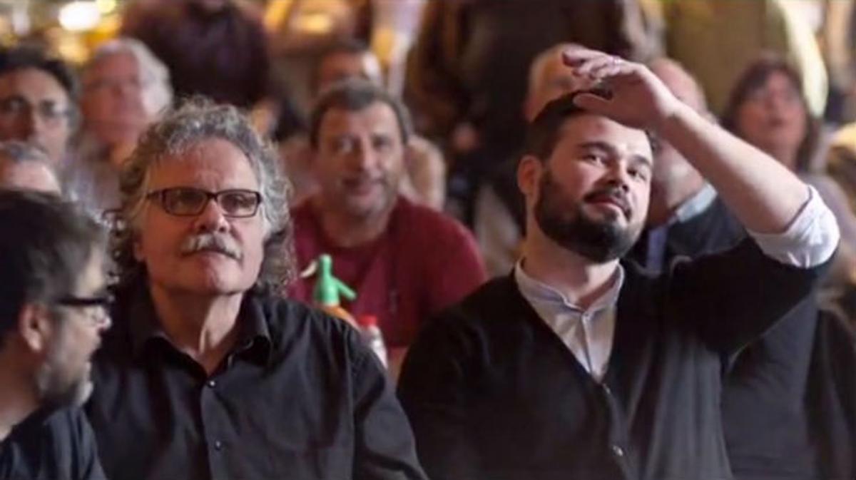 Joan Tardà i Gabriel Rufián (ERC) miren el derbi Barça-Espanyol