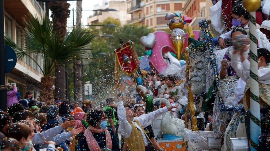 El confeti fue el gran protagonista del Coso Multicolor, que tuvo lugar en la avenida Rey don Jaime