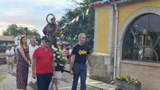 Los vecinos de Lieres, fieles a la procesión de San Antonio: "Debemos esforzarnos por un mundo más justo y humano"