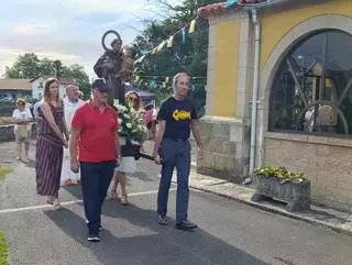 Los vecinos de Lieres, fieles a la procesión de San Antonio: "Debemos esforzarnos por un mundo más justo y humano"