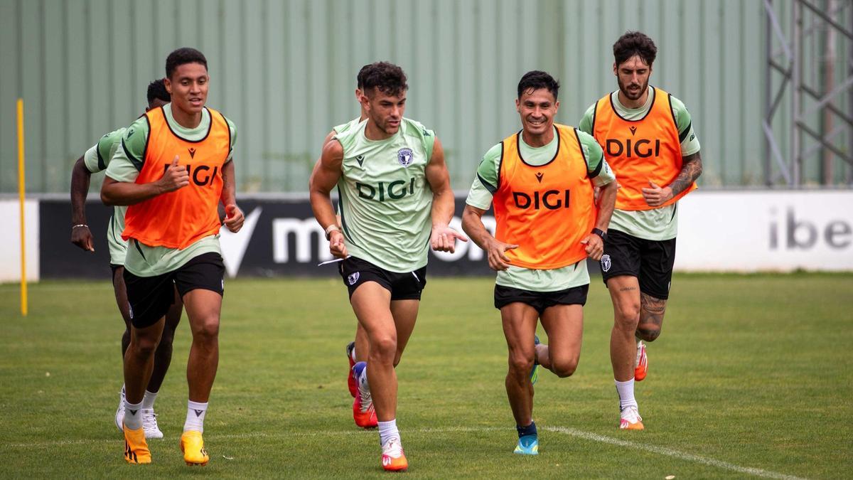 Un grupo de futbolistas del Burgos, durante un entrenamiento de la reciente pretemporada.