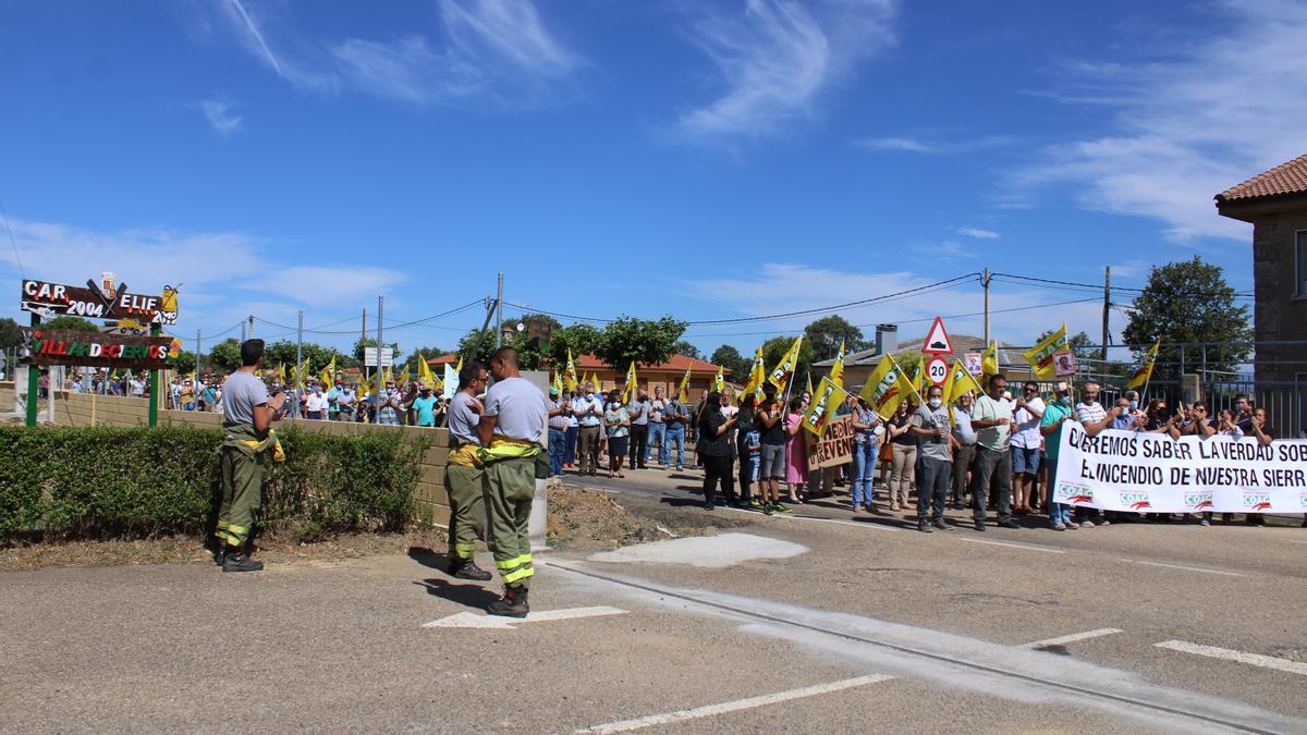 Aplausos mutuos entre los trabajadores de las cuadrillas y los manifestantes al llegar al Centro Forestal.