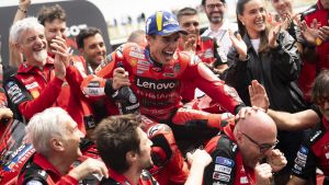 Marc Márquez celebra con el equipo Ducati uno de sus muchos triunfos de este año.