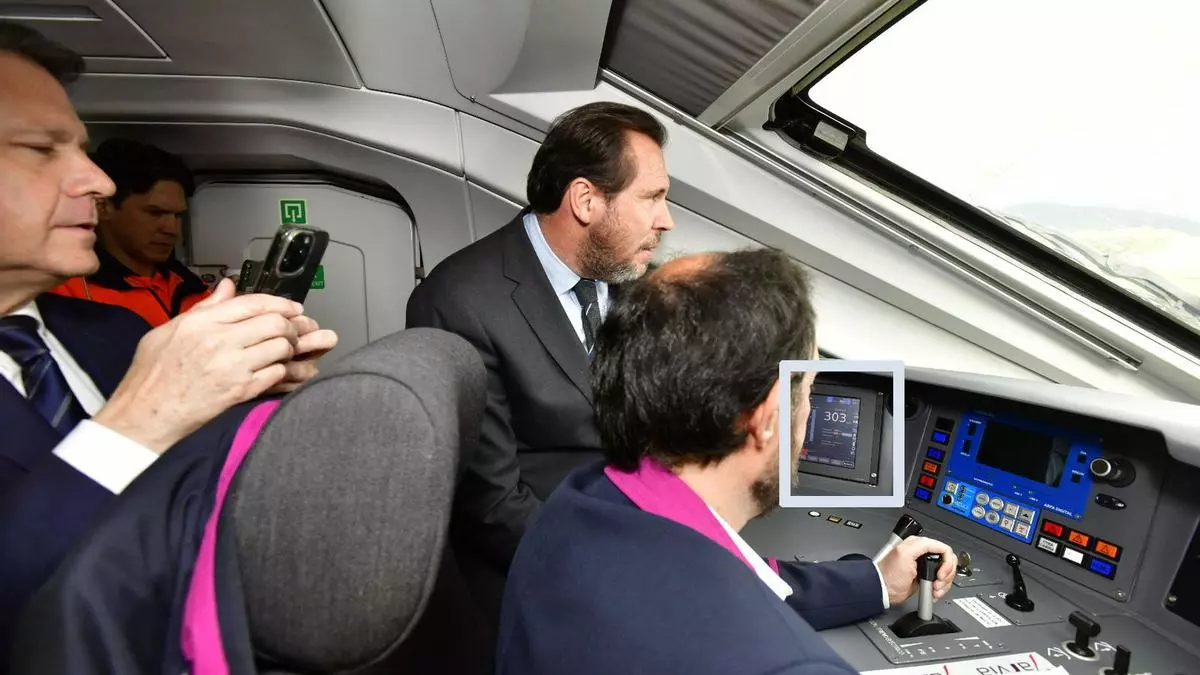 El ministro Puente viaja en tren entre Badajoz y Cáceres a 303 por hora