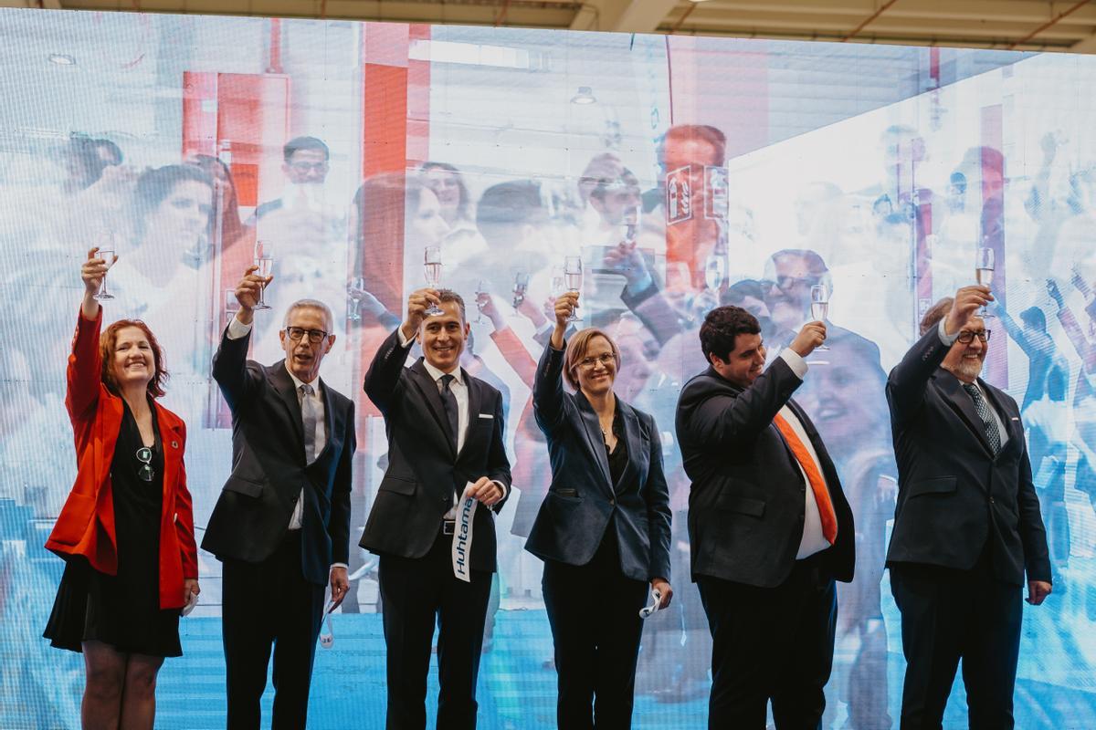 Silvia Cerdà, José María Nebot, Charles Héaulmé, Sara Rautio, David García y José Martí, en el brindis.