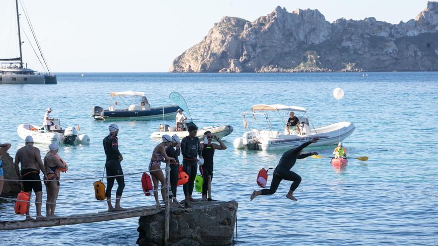 El preciado reto de nadar hasta es Vedrà regresa con la Posidonia Race