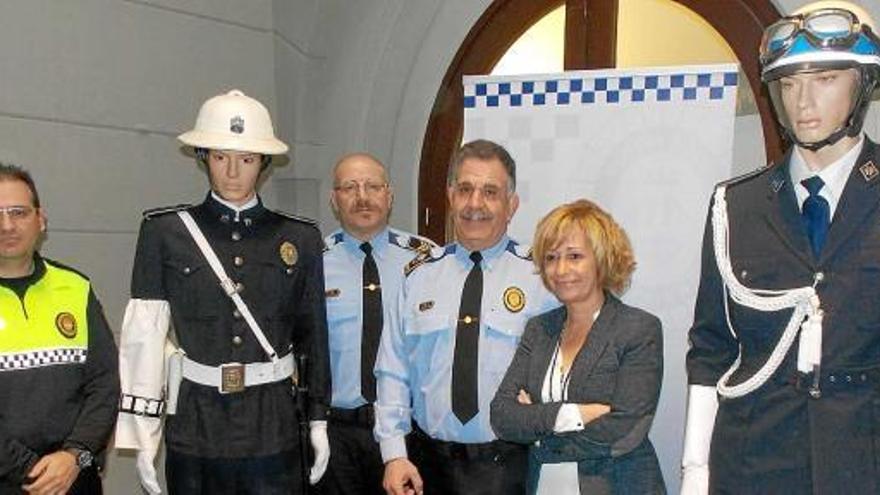 Josep A. Serra, Miquel Martínez, Jordi Mora i Olga Sánchez amb dos maniquins amb uniformes antics