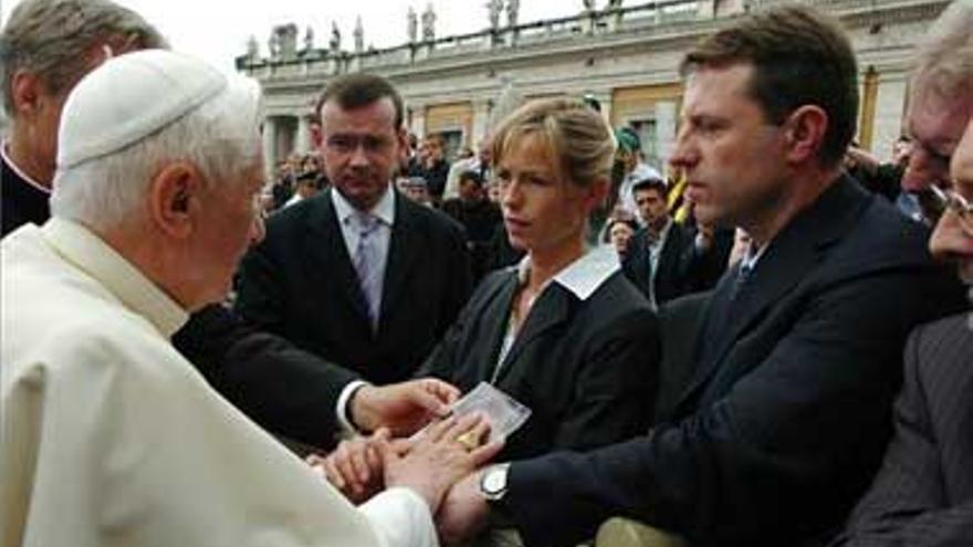 Benedicto XVI consuela a los padres de Maddie