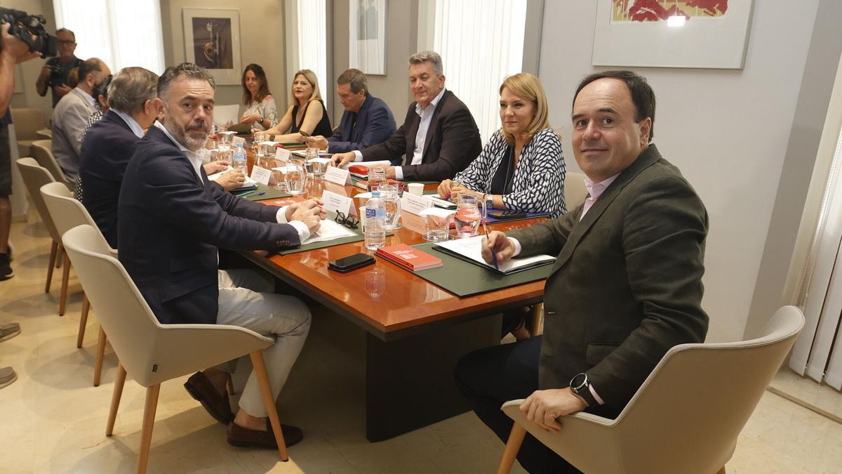 El president Juanfran Pérez Llorca preside el pleno del Consell celebrado este viernes en Alicante.