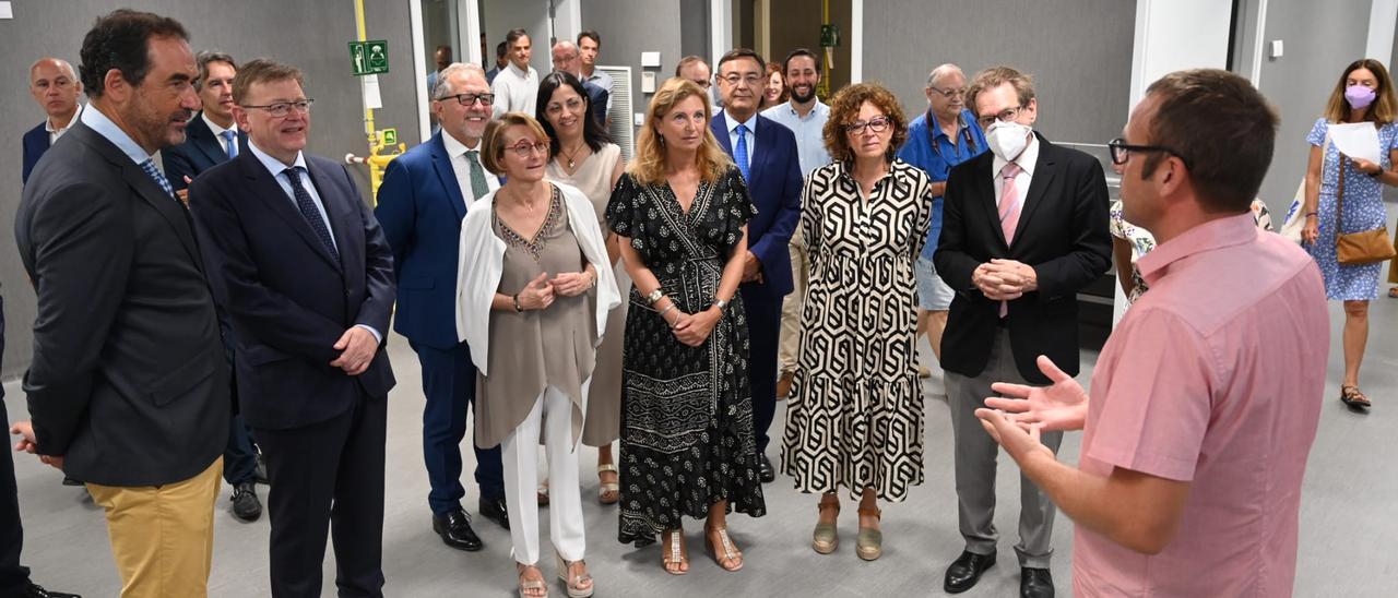 El presidente de la Generalitat, Ximo Puig, el de la Diputación, José Martí, la rectora, Eva Alcón, la alcaldesa de Castelló, Amparo Marco y el conseller de Sanitat, Miguel Mínguez, entre otros, en la sala de disección