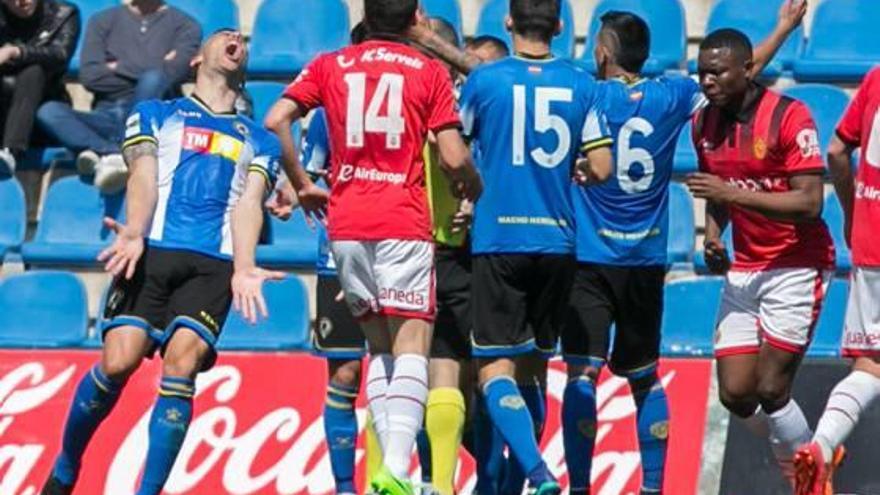 Pol Bueso y Navarrete se quejan del penalti sufrido en los últimos minutos ante el Mallorca.