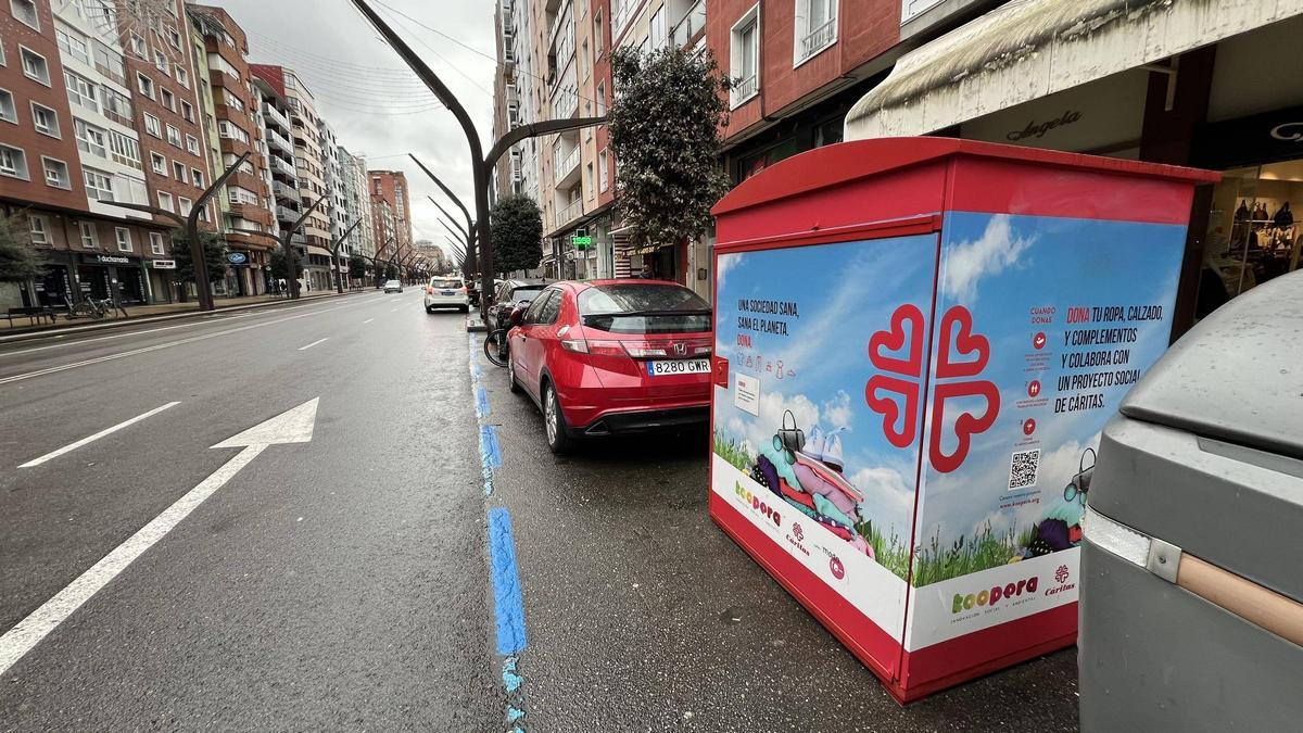 Un contenedor de donación de ropa usada.