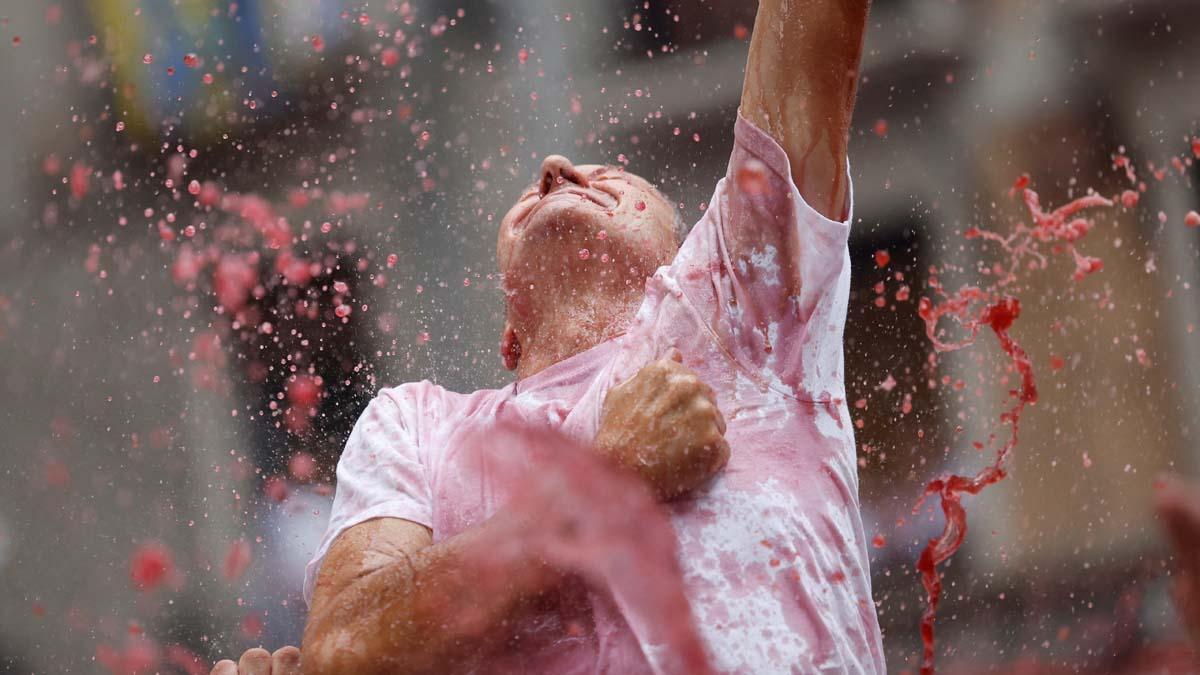 Un juerguista participa en la inauguración de las fiestas de San Fermín en Pamplona.