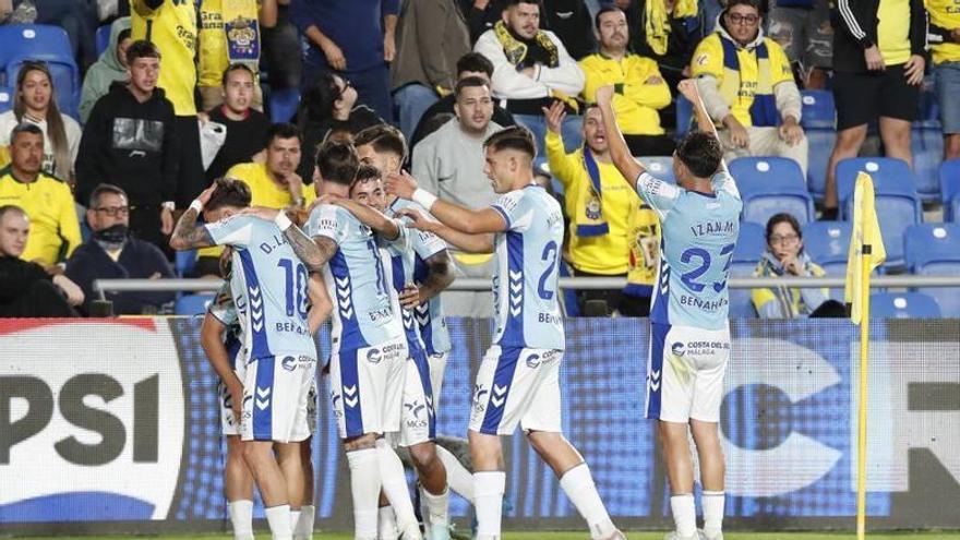 El Málaga CF conquista Las Palmas y se queda un paso más cer