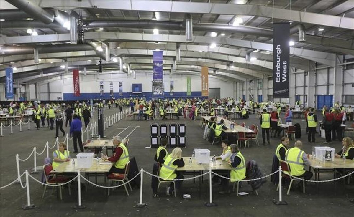 Centro de escrutinio de votos en Edimburgo, Escocia