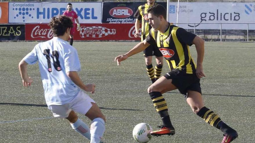 Coti, del Rápido de Bouzas, conduce el balón ante la presión de Josiño. // Alba Villar