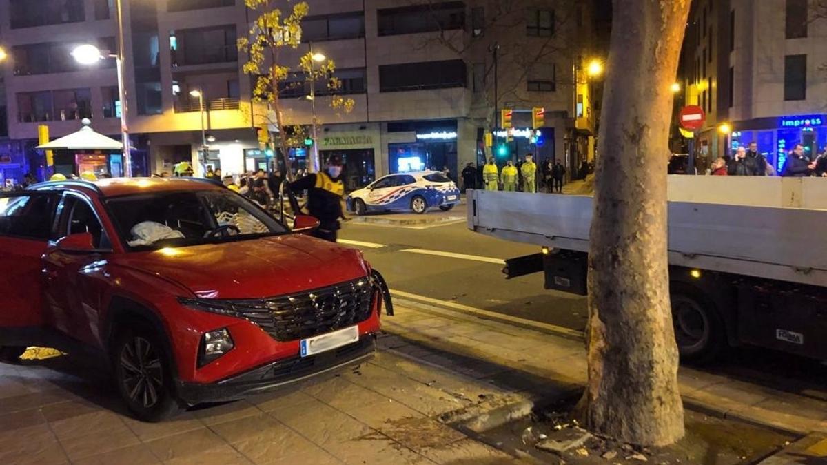 El coche que arrolló una terraza en Zaragoza.