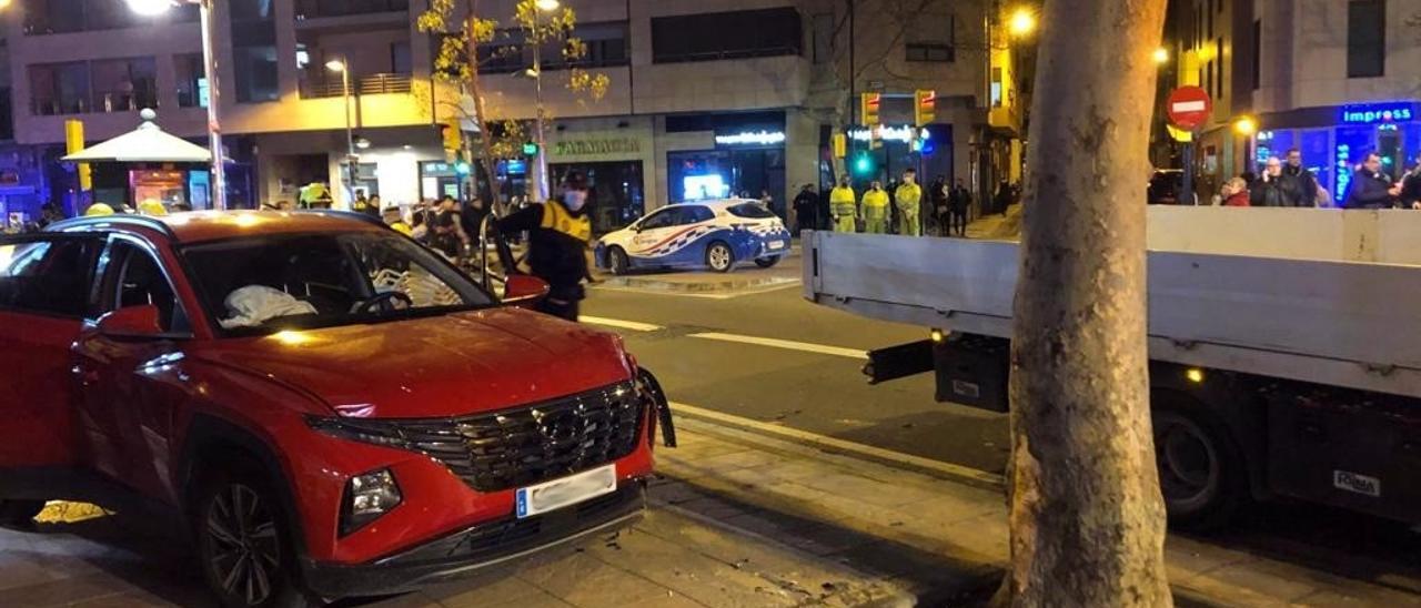 El coche que arrolló una terraza en Zaragoza.