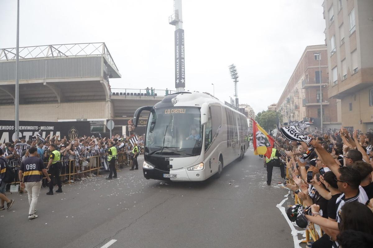 Galería | El recibimiento al autobús del Castellón, en imágenes Galería | El recibimiento al autobús del Castellón, en imágenes