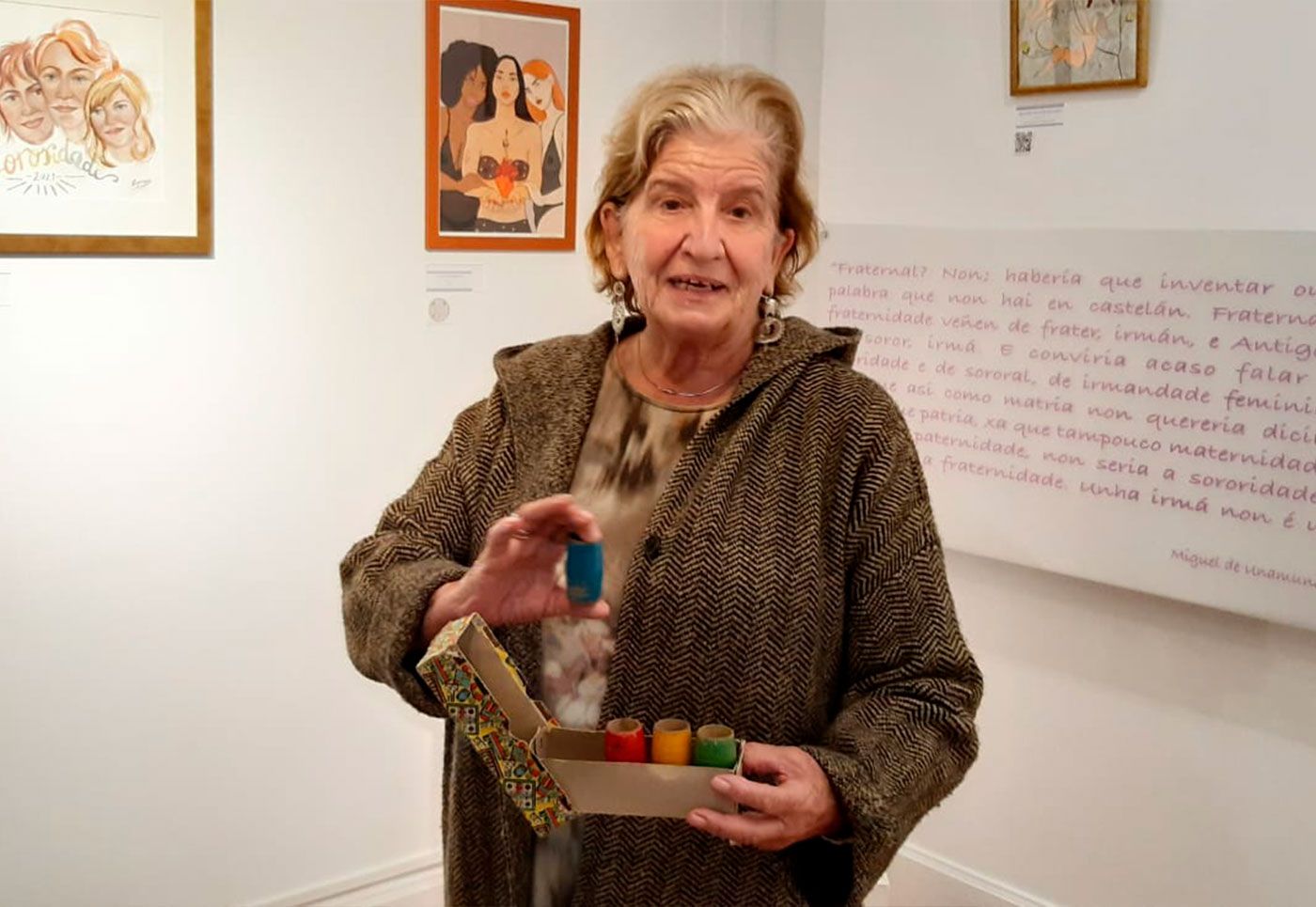 Carmen Avendaño sostiene cubiletes de un parchís antiguo en el Museo Liste
