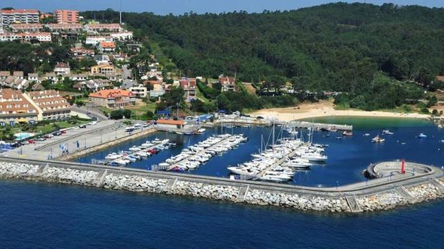 Instalaciones del Club Náutico de San Vicente y el puerto deportivo de Pedras Negras.