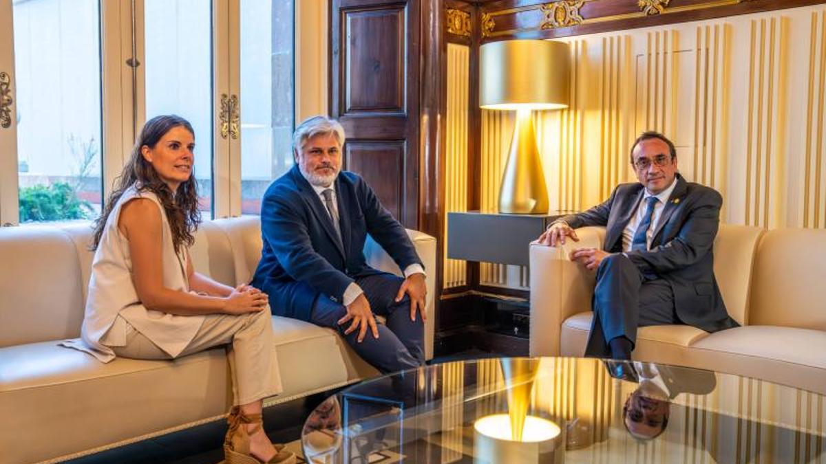 Ronda de consultas del presidente del Parlament, Josep Rull, con los portavoces de Junts, Albert Batet y Monica Sales.