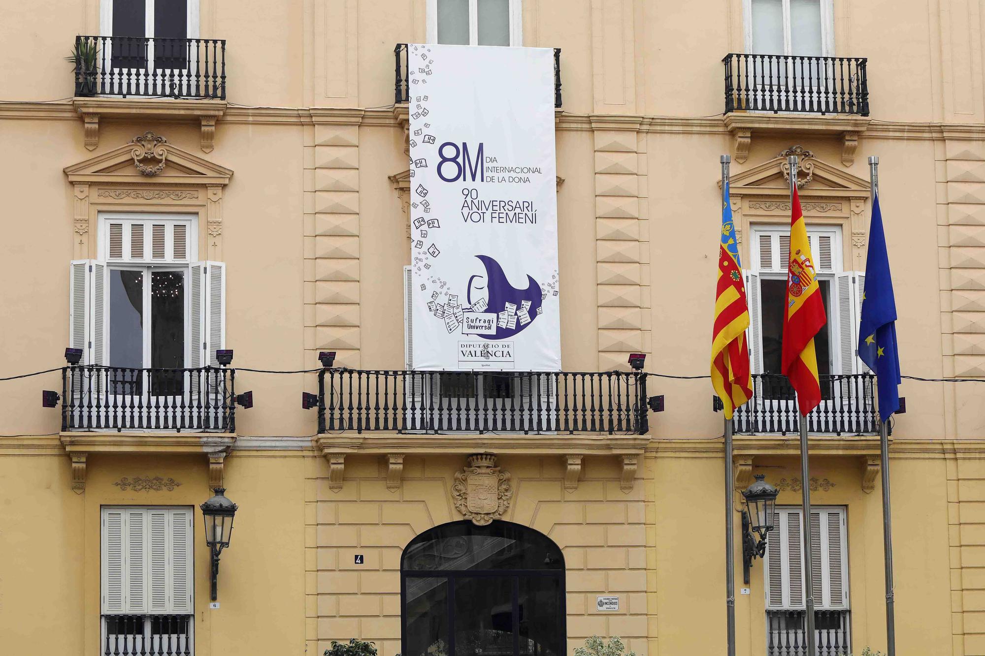 València engalana sus balcones por el 8M