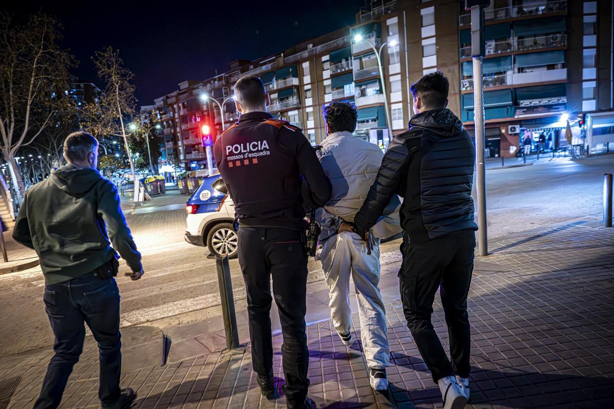 Seguimiento de una unidad de Mossos dEsquadra en Badalona, especializada en multireincidentes